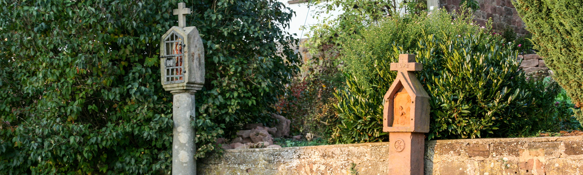 Nischenbildstock und Kreuzdachbildstock