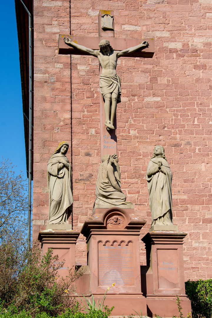Hochkreuz mit Assistenzfiguren